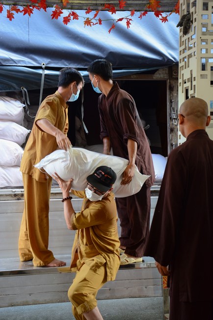 Continuing to support people in need in the Covid-19 pandemic of Hoang Phap Pagoda (series 4)